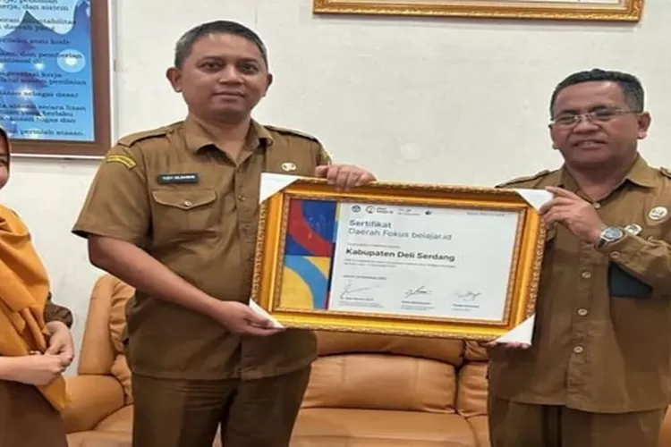 Kabid GTK Disdik Deli Serdang Jumakir (kanan) bersama Kadisdik Deli Serdang Yudi Hilmawan (kiri) (Realitasonline.id/zul)