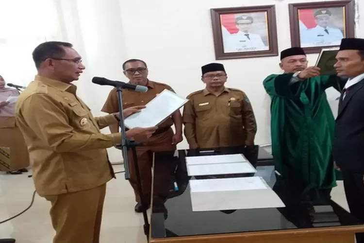 Pj Bupati Aceh Selatan Cut Syazalisma melantik dan pengambilan sumpat Direktur PD Fajar Selatan Aceh Selatan Zirhan SP (Realitasonline.id/zul)