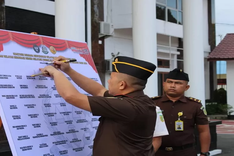 Kajari Deli Serdang, Mochamad Jeffry menandatangani fakta integritas dan komitmen bersama seluruh pegawai Kejari Deli Serdang (Realitasonline.id/zul)