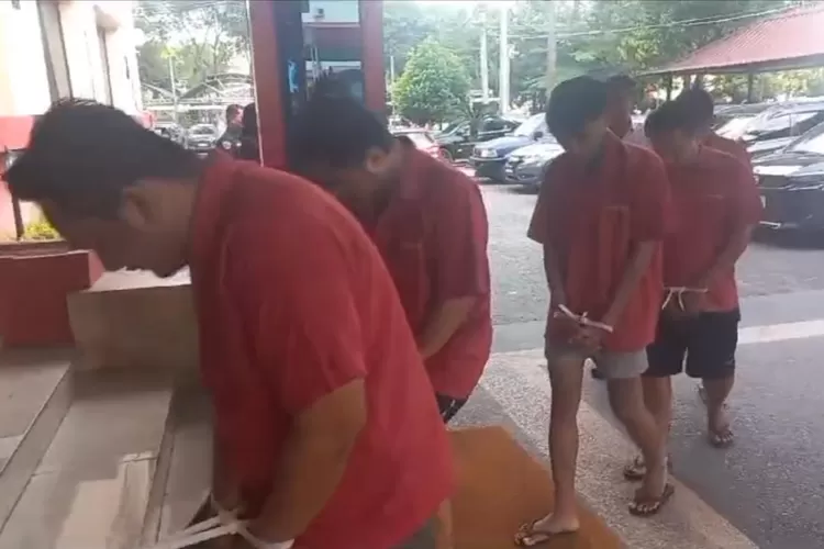 Para pelaku yang merupakan sindikat pencurian kendaraan bermotor (curanmor) dan pemalsuan STNK digiring memasuki gedung Ditkrimum.