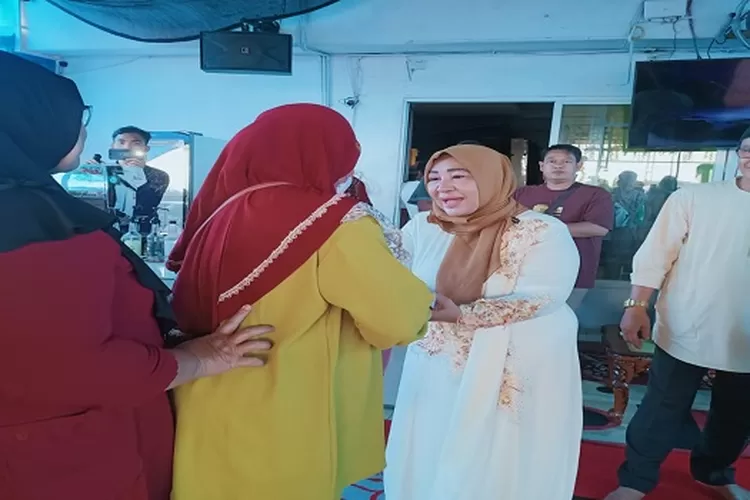 Liska Hariani saat berbagi kasih dengan kaum ibu di Rumah Kaca Jalan Mawar Siantar  (Realitasonline.id/SS)