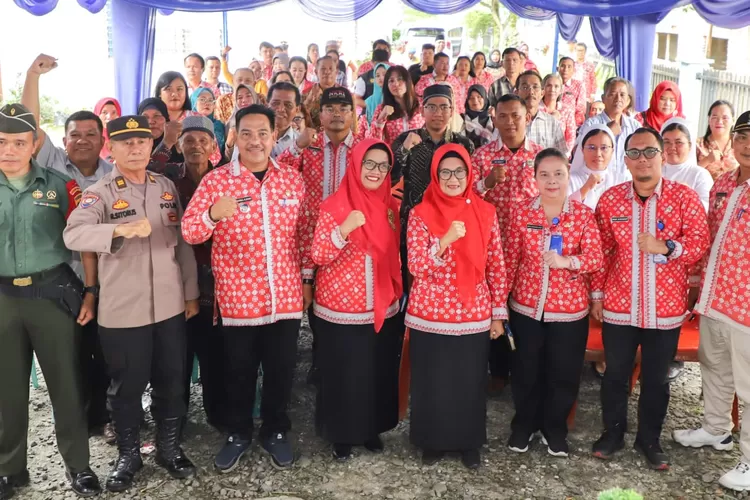 Wali Kota dr Susanti bersama warga dan perangkat pemerintahan saat membuka Musrenbang di Kecamatan Sianțar Sitalasari (Realitasonline.id/ RH)