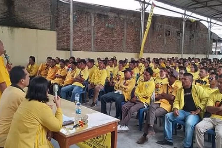 Ketua Partai Golkar Taput FL Fernando Simanjuntak bekali saksi partai Golkar Dapil Taput 1  (Realitasonline.id/Marudut)