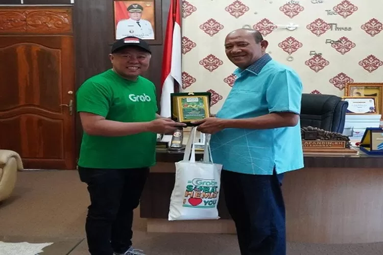 Management Grab Kabupaten Langkat memberikan Plakat kepada Plt.Bupati Langkat H. Syah Afandin, (Realitasonline.id/AA)