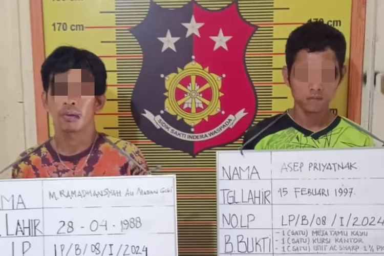 Dua pria tersangka pelaku pencurian di Kantor MUI Belawan diamankan di Mapolsek Belawan setelah diringkus dari kawasan Kelurahan Belawan Bahari dan Jalan Selebes Belawan, Minggu (4/2/2024)