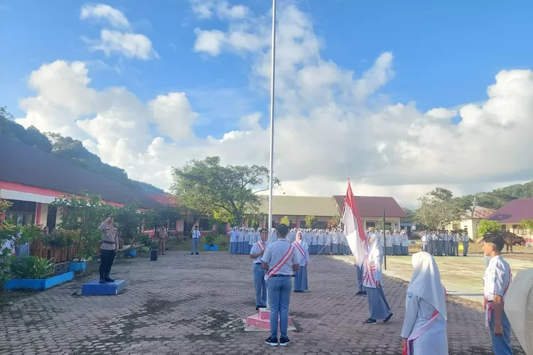 Kapolsek Labuhanhaji Timur, pimpin upacara bendera pada SMAN.1 Labuhanhaji Timur.