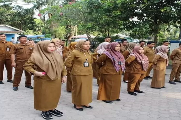Peserta apel  Disdukcapil di halaman kantor tersebut. (Realitasonline.id/zul)