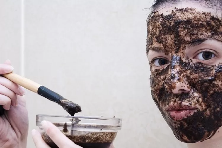 Pakai masker ampas kopi (Hai Bunda)