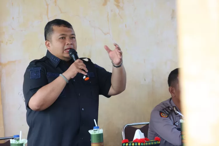 Bupati Tapsel Dolly Pasaribu memberi sambutan pada kegiatan pembinaan dan pembekalan anggota Sat Linmas Desa/Kelurahan se Zona II tahun 2024  (Realitasonline.id/Riswandy)