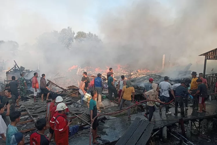 10 Rumah Berhan kayu di Belawan terbakar