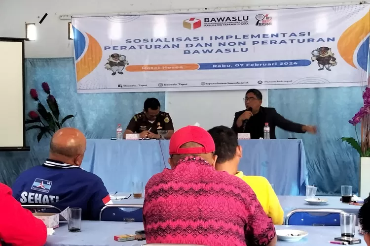 Ketua Bawaslu Taput Kopman Pasaribu dan Kasi Tindak Pidana Umum Kejari Arpan dalam sosialisasi di Hotel Hosea Sipoholon. (Realitasonline.id/