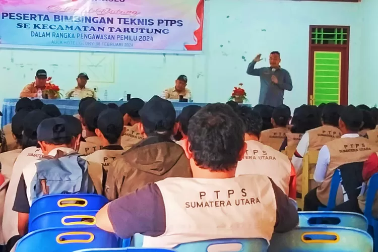 Komisioner Bawaslu Sumut Romson Poskoro Purba dalam agenda Bimtek PTPS kecamatan Tarutung. (Realitasonline.id/ AS)