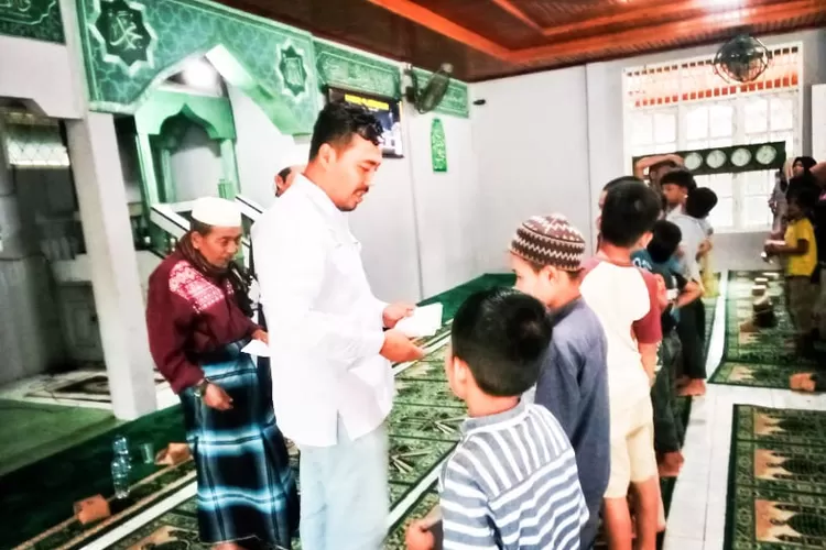 Ketua SMSI Padangsidimpuan Khairul Arief Serahkan Santunan Kepada Salah Satu Anak Yatim 