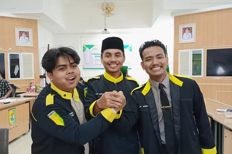 Muhammad Ali Akbar Lubis yang menggunakan Peci posisi di tengah, terpilih sebagai Ketum PERMAIS 2024-2025 pada Kongres ke III PERMAIS yang berlangsung di Aula Sultan Serdang di Sei Rampah, Jumat (9/2/2024). (Realitasonline.id / Dok)