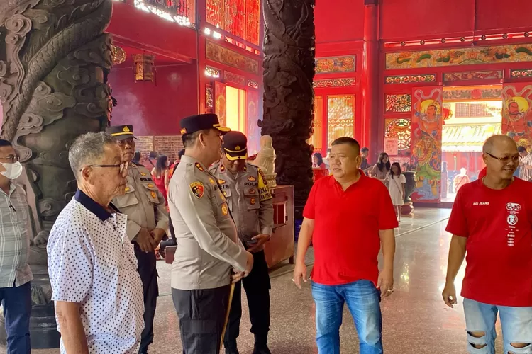 Kapolres Pelabuhan Belawan AKBP Janton Silaban bercengkrama dengan warga saat mengunjungi salah satu vihara di Medan Labuhan, pada perayaan Tahun Baru Tionghoa 2575, Sabtu (10/2/2024)