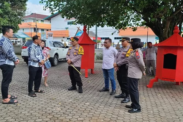 Kapolres Padangsidimpuan AKBP Dudung Setyawan memimpin pengamanan ibadah Tahun Baru Imlek 2024 di Vihara Avalokitesvara Jalan Sudirman Kelurahan Sadabuan Kecamatan Padangsidimpuan Utara  (Realitasonline.id/Riswandy)