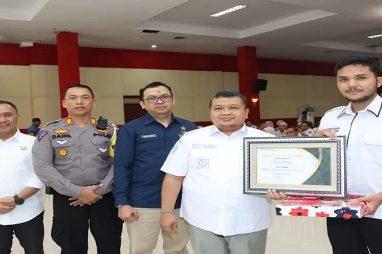 Bupati Tapsel Dolly Pasaribu memberikan penghargaan kepada Dinas PMD, sebagai OPD tercepat dan terbaik kategori jumlah tabel terbanyak pada pemenuhan data dalam angka tahun 2024 (Realitasonline.id/Riswandy)