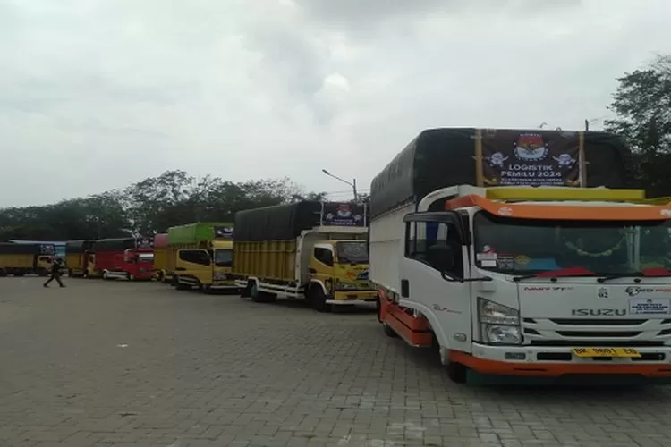 Truk yang digunakan untuk mendistribusikan surat dan kotak suara dan lainnya di 14 kecamatan (Realitasonline.id/zul)