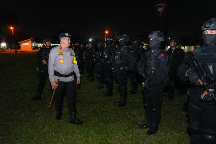 Apel Kesiapan Brigade Mobil Power Hand Kapolda Sumut Dalam Rangka Pemilu 2024  Medan-Realitasonline.id  Kapolda Sumut, Irjen Pol Agung Setya Imam Effendi, mengecek kesiapan personel Brimob dalam rangka pengamanan Pemilu 2024 di wilayan Provinsi Sumatera Utara, Minggu (11/2/2024) malam.  "Malam ini s