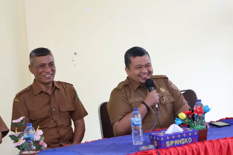 Bupati Tapsel, Dolly Pasaribu memberi arahan kepada ASN saat melakukan monitoring persiapan pelaksanaan Pilpres dan Pileg tahun 2024 di Desa Sipangko, Kecamatan Angkola Muaratais, Senin (12/2/2024).(Foto: Realitasonline.id/ RI)