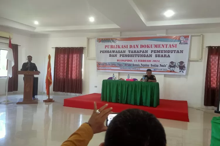 Panwaslih Abdya menggelar diskusi dengan awak media terkait pelaksanaan Pemilu 2024 yang berlangsung di Aula Hotel Grand Lauser Blangpidie, Selasa (13/2)