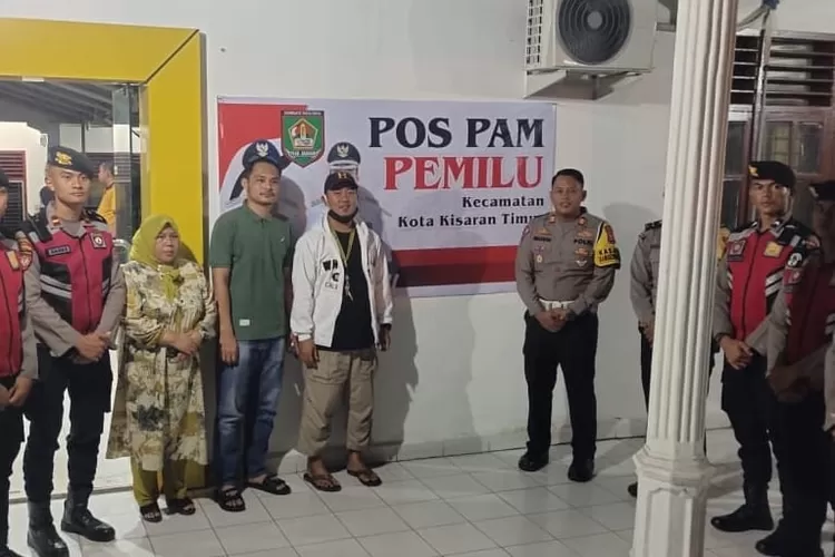 Kehadiran tim Polres Asahan saat melihat penyimpanan logistik surat suara di Kantor Kecamatan Kisaran Timur 