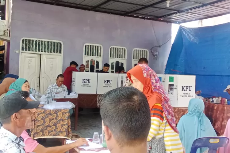 warga antre mencoblos