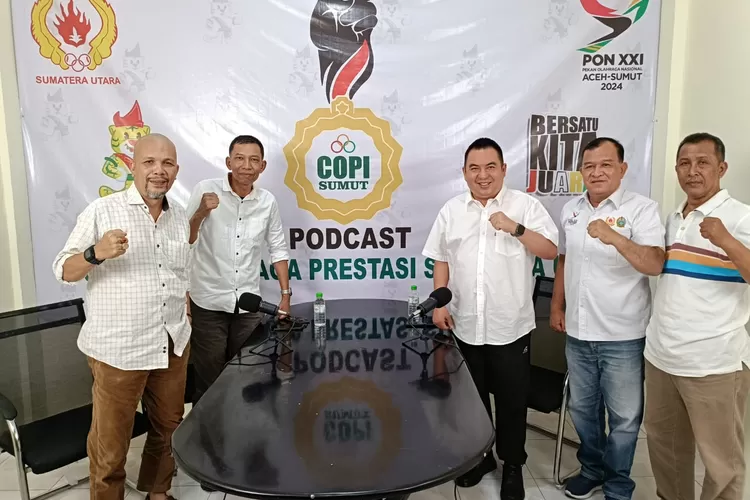 Ketua WI Sumut Darsen Song ( tiga dari kanan) foto bersama pengurus SIWO Sumut dan Humas KONI Sumut.