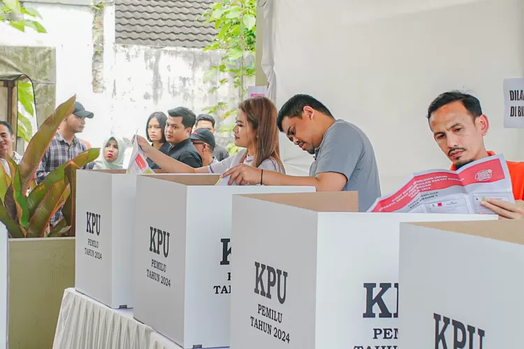 Walikota Bobby Nasution bersama istri Kahiyang Ayu membawa kedua buah hati menggunakan hak suaranya di TPS 34 Perumahan Tasbih Blok VV Kelurahan Asam Kumbang Kecamatan Medan Selayang, Rabu (14/2/2024).