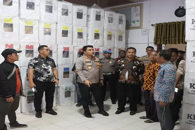Kapolres Batu Bara AKBP Taufik Hidayat Thayeb saat melakukan pengecekan ke PPK Sei Suka Kabupaten Batu Bara (Realitasonline.id/Gusti)
