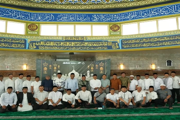 Region Head PTPN1 Regional I bersama bawahannya usai memperingati Isra Miraj di Mesjid Ubudiyah Aulawiyah Tanjung Morawa (Realitasonline.id/zul)