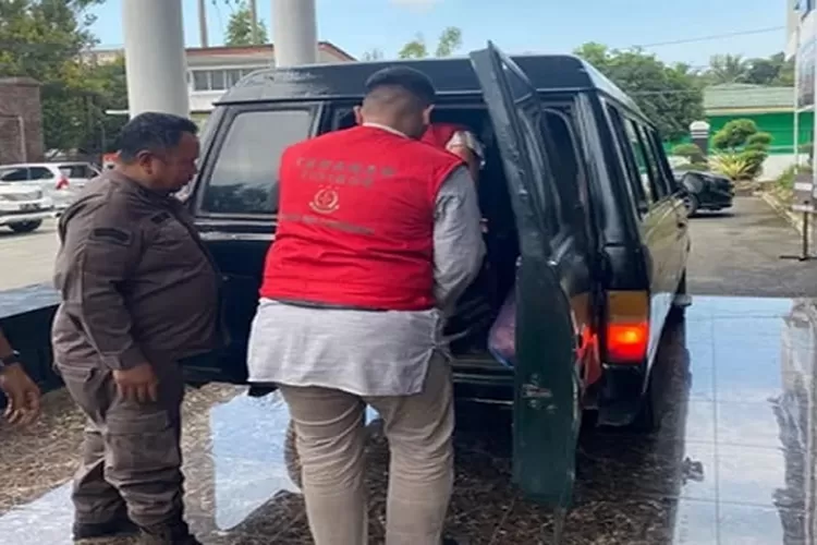 Kades dan Kaur Keuangan Desa Bagerpang memasuki mobil tahanan Kejari Deli Serdang akan membawa keduanya ke LP Lubuk Pakam. (Realitasonline.id/zul)