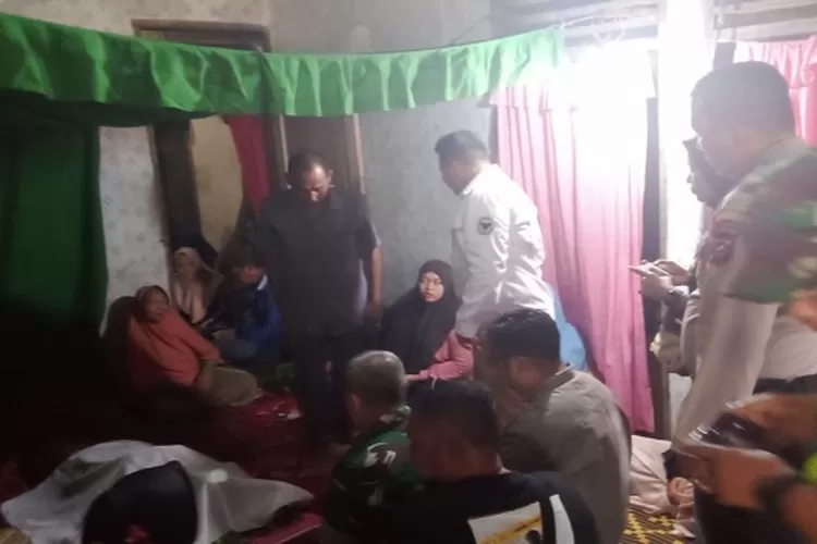 Jenasah Kek Pono disemayamkan di rumah duka usai dilarang mencoblos di TPS dan berujung dengan  kematiannya (Realitasonline.id/zul)