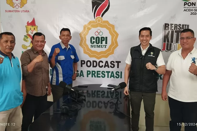 Ketua Umum PASI Sumut, Dr David Luther Lubis SpOG (K) (dua dari kanan) foto bersama pengurus SIWO Sumut.