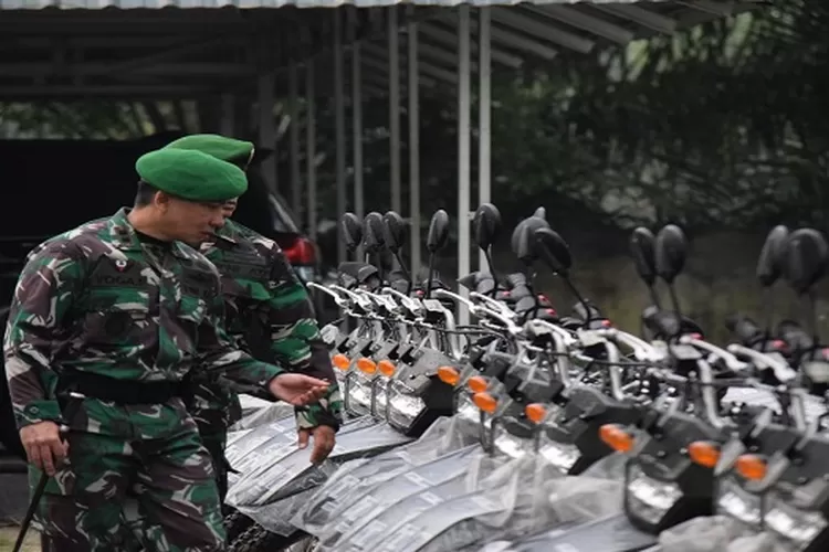 Dandim memeriksa sepeda motor trail Kawasaki dinas bantuan dari Kemenhan sebelum disalurkan kepada personil kodim (Realitasonline.id/zul)