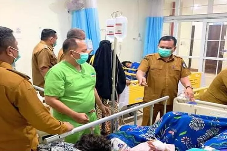  Sekda Labuhanbatu Ir Hasan Heri Rambe saat kunjungi korban keracunan makanan Di RSUD Rantau Prapat (Realitasonline.id/RS)