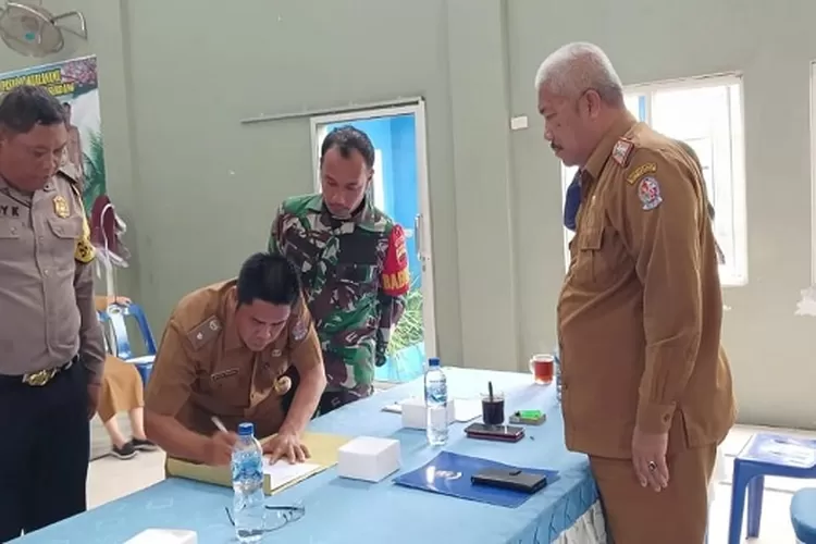 Mansur Pasaribu (kiri) menandatangi berita acara pelantikan dirinya menjadi Pjs Kepala Desa Pasar VI Kualanamu disaksikan Camat Beringin Iskandar Sayuti Siregar (kanan) (Realitasonline.id/zul)