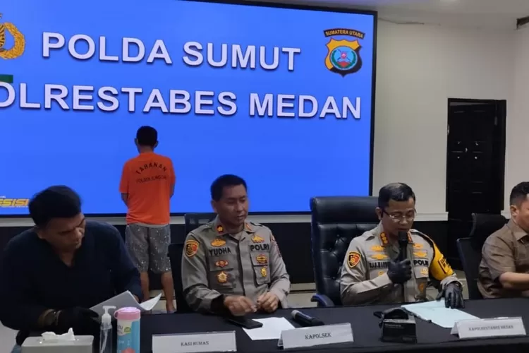 Kapolrestabes Medan Kombes Pol Teddy John S Marbun didampingi Kasat Reskrim Kompol Jama Kita Purba dan Kapolsek Sunggal Kompol Chandra Yudha Pranata memaparkan penangkapan seorang abang menikam adik kandungnya di Mapolrestabes, Rabu (21/2/2024)