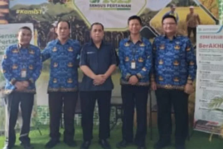 Plt Kepala Dinas Kominfo Labuhanbatu Awaluddin Hasibuan dan Kepala Statistik Labuhanbatu bersama Staf Ahli dan Staf Statistik