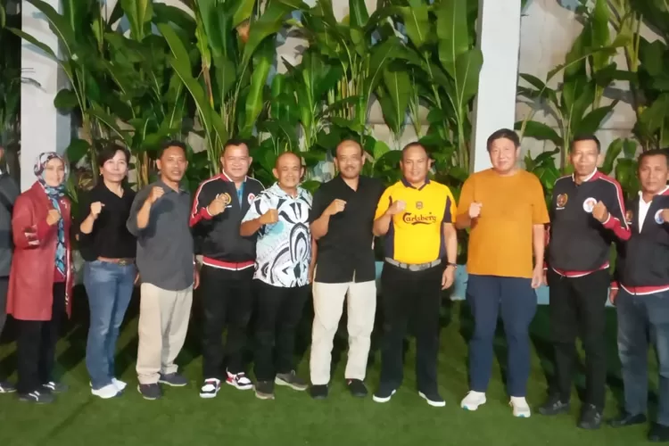 Pengurus SIWO Sumut, Aceh dan Jabar foto bersama Ketua PWI dan Pengurus KONI Jawa Barat usai diskusi peliputan PON 2024 di Bandung.