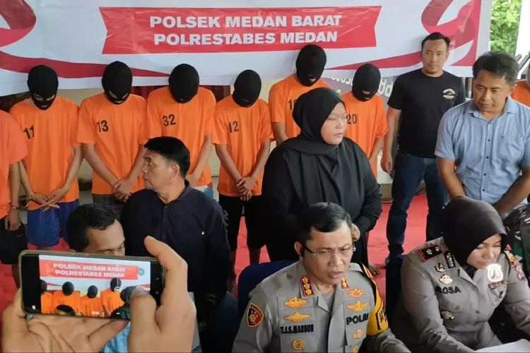 Kapolrestabes Medan Kombes Pol Teddy JS Marbun didampingi Kapolsek Medan Barat Kompol Anria Rosa memberikan keterangan pers terkait penangkapan 6 anggota geng  motor pelaku begal di Mapolsek, Selasa (20/2/2024).