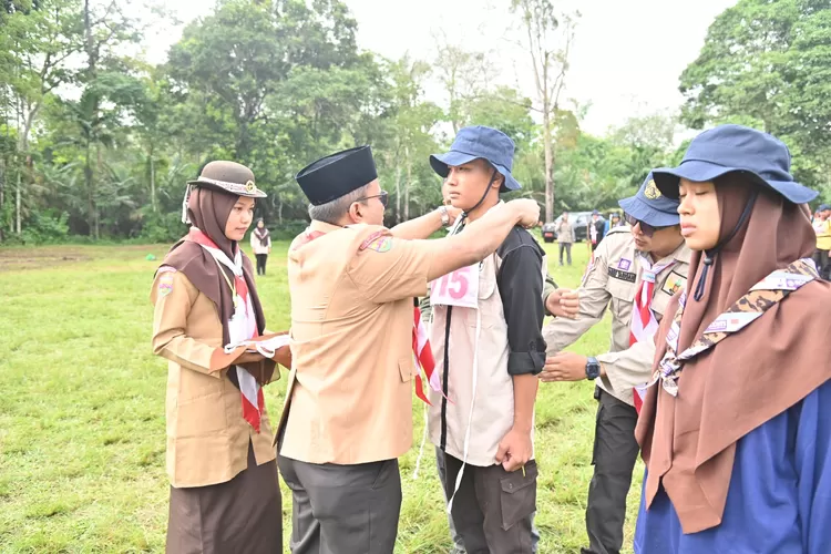 Pj Wali kota Letnan Sematkan Tanda Nomor Peserta Kegiatan Sanggah Tangguh Pramuka Penegak dan Pandega
