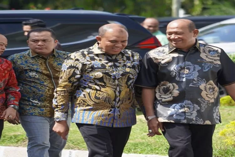 Mantan Plt Bupati Langkat H. Syah Afandin saat akan menghadiri pisah sambut Pj Bupati Langkat Faisal Hasrimy (Realitasonline.id/AA)