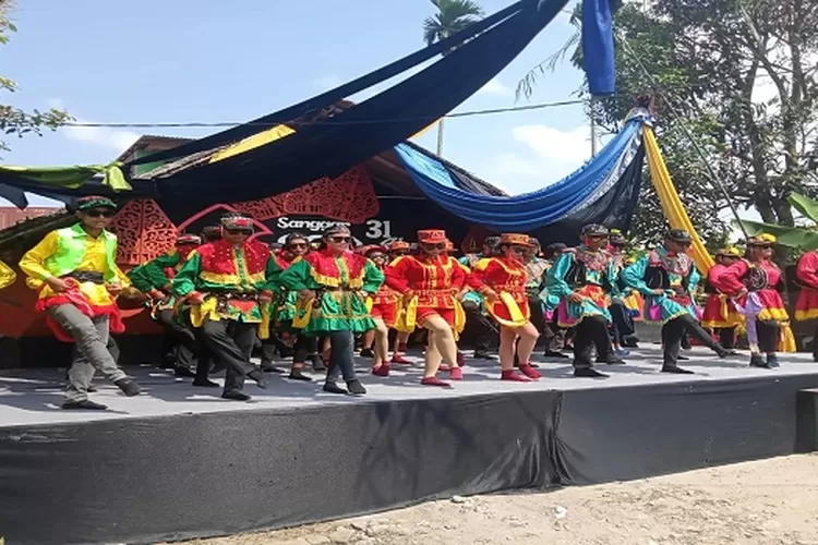 Atraksi memeriahkan hari jadi Sanggar Siswo Langgeng Budoyo (Realitasonline.id/zul)