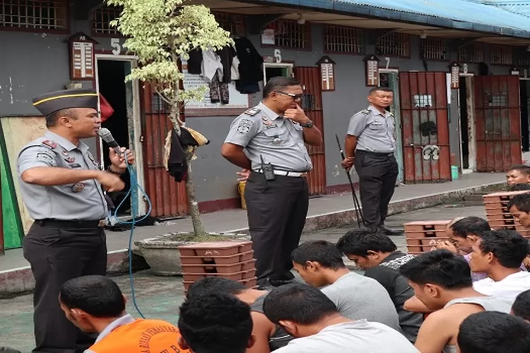 Kepala Rutan kelas IIB Tarutung Ismet Sitorus beserta jajarannya saat melakukan penegasan Kamtib kepada warga binaan pemasyarakatan ( Realitasonline.id/Alpon Situmorang)