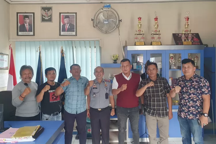 Kepala Rutan kelas IIB Tarutung Ismet Sitorus diabadikan dengan pengurus serta anggota PWI Bonapasogit  (Realitasonline.id/Dok)