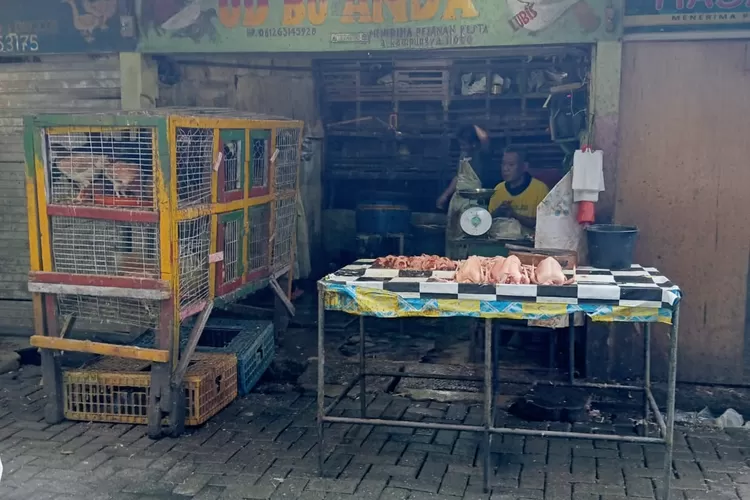 Pedagang ayam potong di Pajak Delimas Lubuk Pakam (Realitasonline.id/zul)