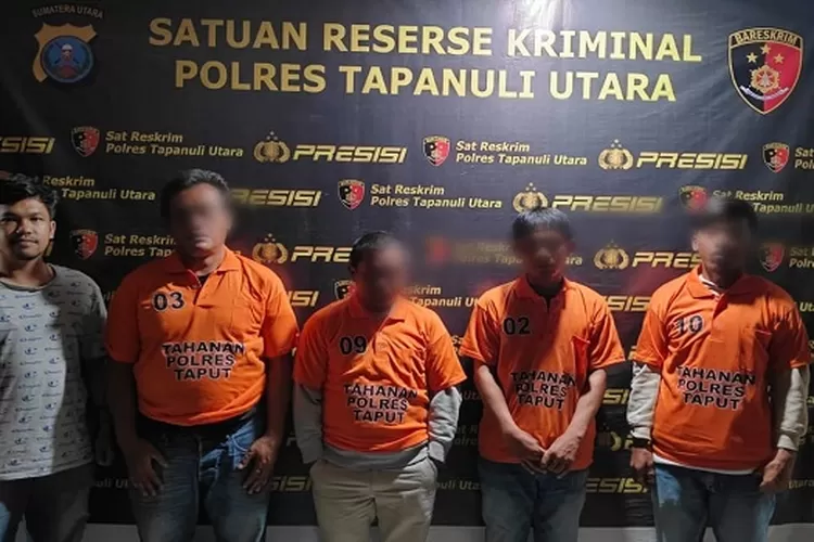 Empat orang pelaku pencuri alat berat jenis "backhoe loader"  diamankan Polres Taput (Realitasonline.id/Marudut)
