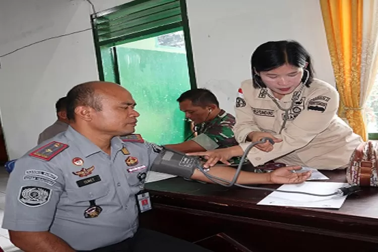 Ka Rutan Tarutung, Ismet Sitorus sebelum mendonor mengecek kesehatan&nbsp; (Realitasonline.id/Marudut)