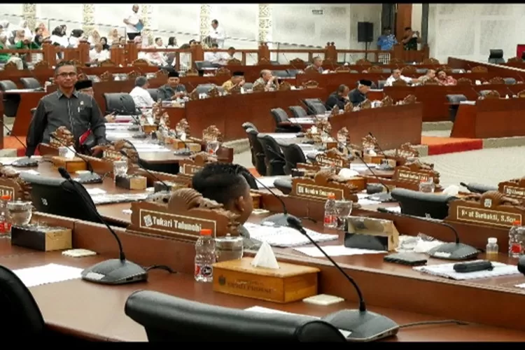 Anggota Dewan saat menghadiri rapat paripurna DPRD Sumut agenda pendapat akhir terhadap Ranperda standar kepariwisataan Provsu (Realitasonline.id/mis)